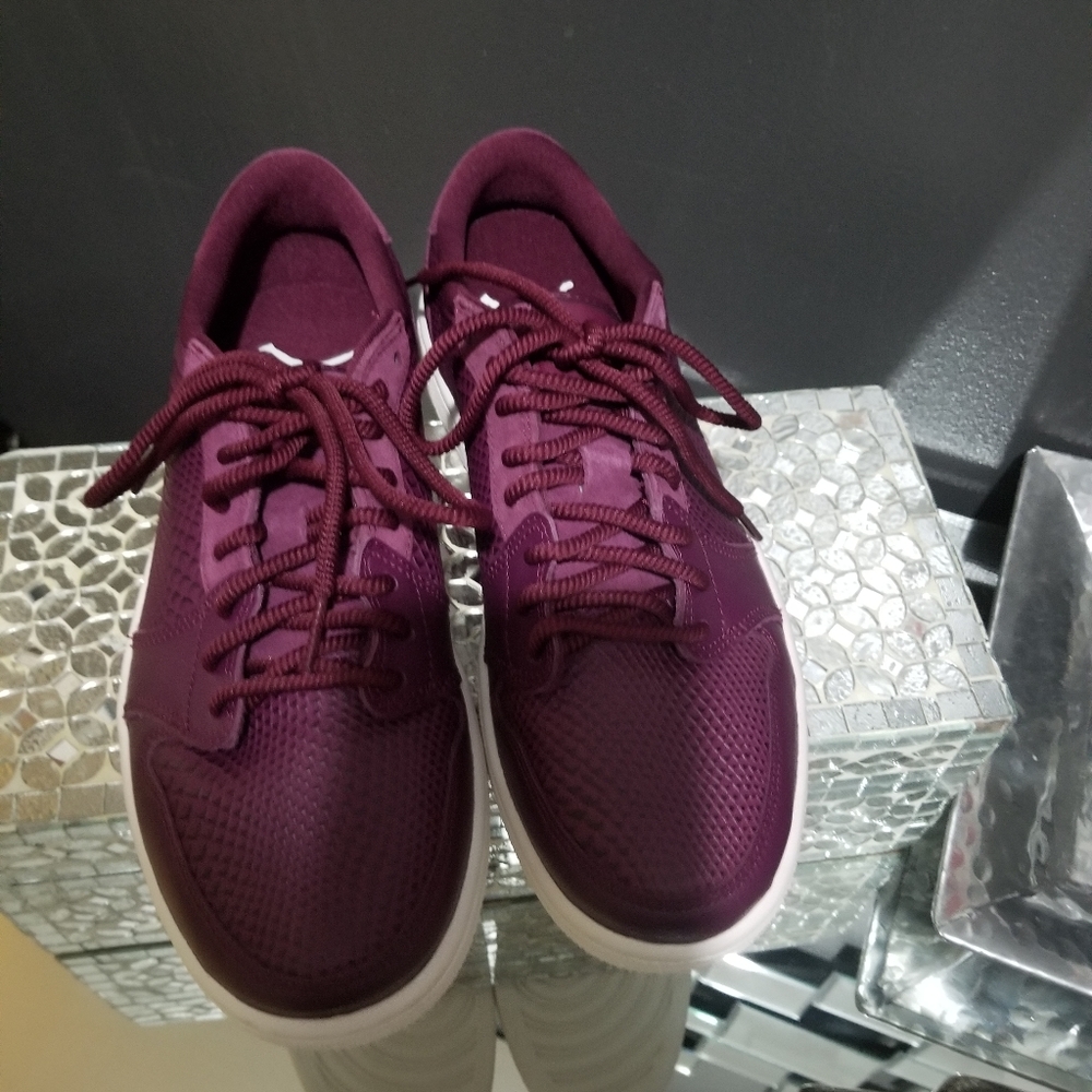 NWT Nike Air Jordan 1 Retro Bordeaux - Picture 3 of 5